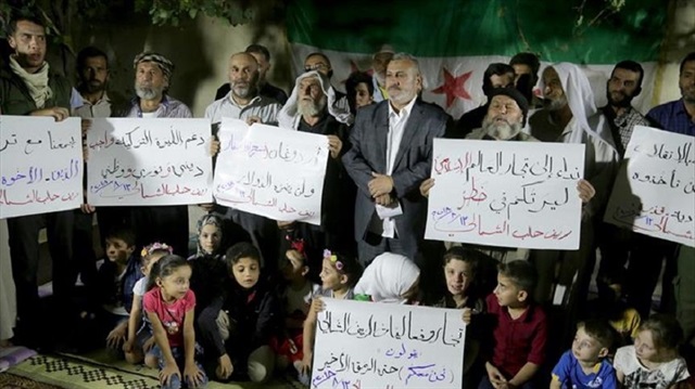 Al-Bab locals organized a demonstration of support for Turkey outside a local forex office.