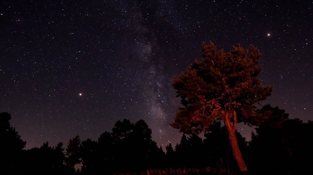 Perseid meteor yağmuru müthiş bir görsel şölen oluşturdu