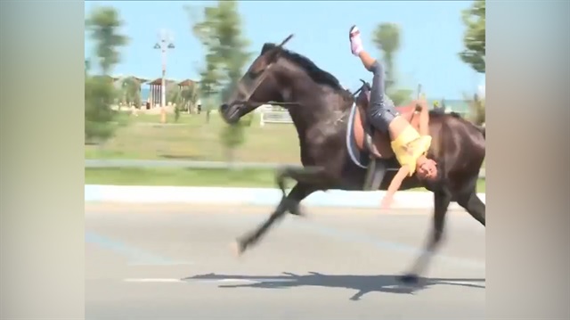 Azeri kızın at üstündeki muhteşem şovu