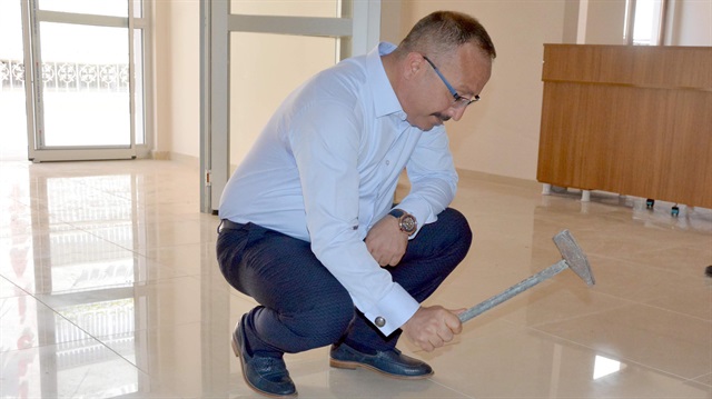Siirt Valisi Ali Fuat Atik, fayansları çekiçle kırarak yeniden sağlam bir şekilde yapılmasını istedi.
