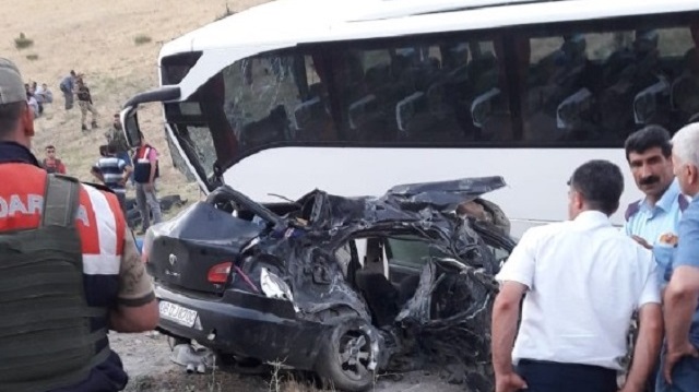 Yaralılar ambulanslarla çevredeki hastanelere kaldırıldı.