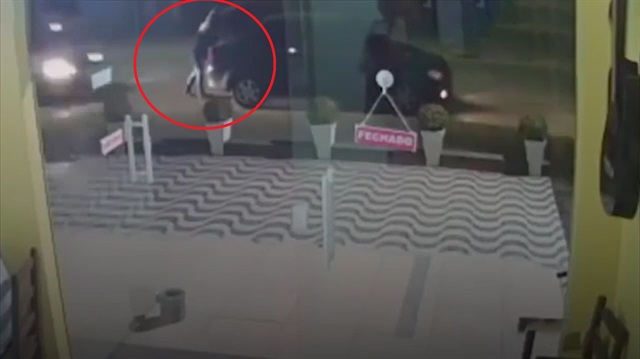 Alkollü sürücü yayayı iki aracın arasına sıkıştırdı
