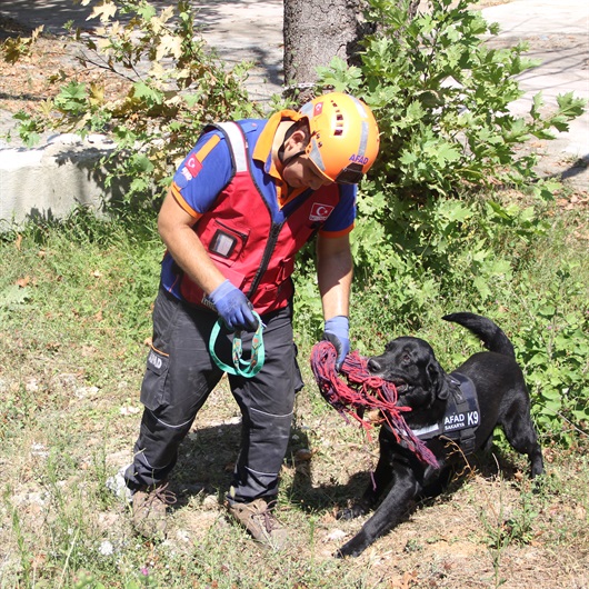 Arama kurtarma ekibin sağ kolu oldu