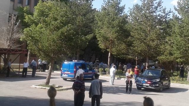 Tartışma sırasında zanlı Fatih Aslan, tabanca ile çevreye rastgele ateş açtı.