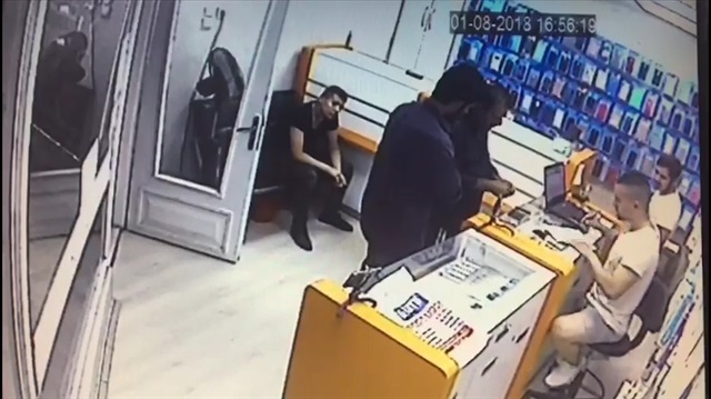 Kanser hastalarının telefonlarını çaldı
