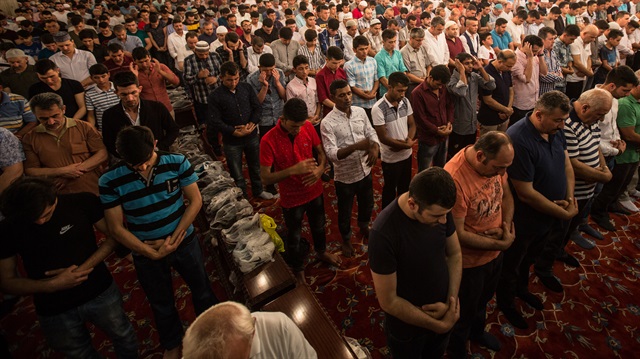 Cuma namazı bu hafta da büyük bir katılımla kılınacak.