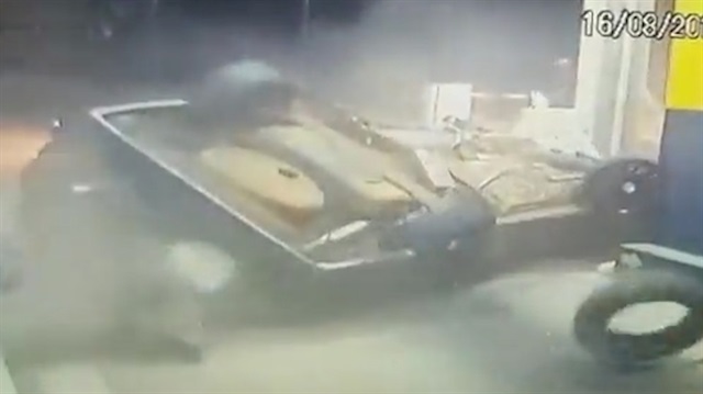 Gişelerden hızla geçmek isteyen aracın acı sonu