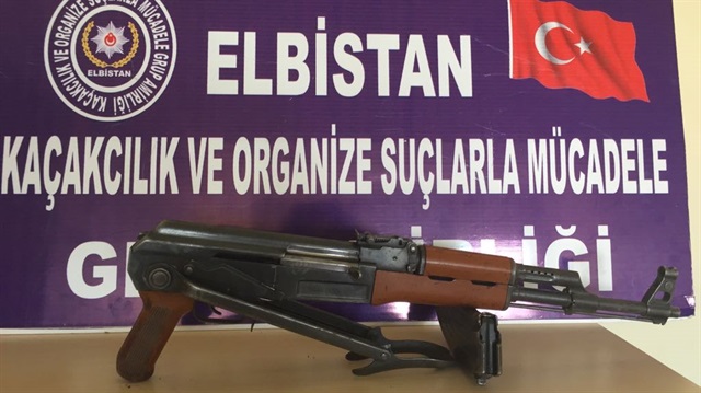 Zanlının, evinde ve iş yerinde yapılan aramada ruhsatsız tabanca ile bu tabancaya ait mermiler ele geçirildi.