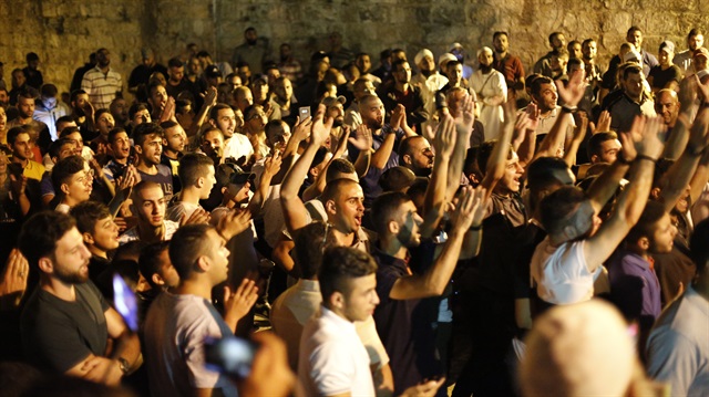 Israeli police close all gates of Al-Aqsa Mosque