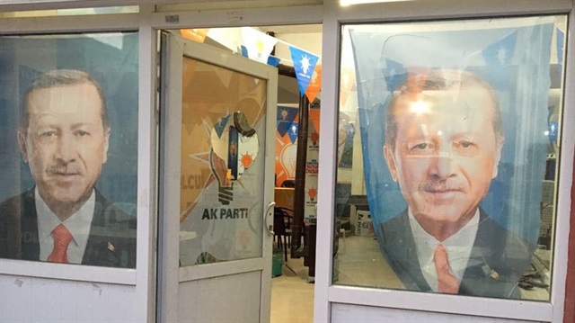 Eskişehir'in Mahmudiye ilçesinde AK Parti İlçe Başkanlığı'nın saldırı sonucu camları kırıldı.