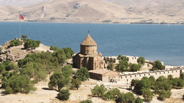 Van turizm alanında en hareketli dönemler yaşanmaya başladı.