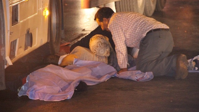Kazada oğullarını kaybeden anne ve baba, çocuklarının cansız bedenine sarılarak gözyaşı döktü.