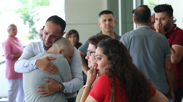 Kocaeli'nde yaşanan feci olayın ardından hastaneye gelen Özel'in yakınları birbirini teselli etti.