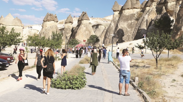 Turistler peribacaları arasında bol bol hatıra fotoğrafı çektiriyor.