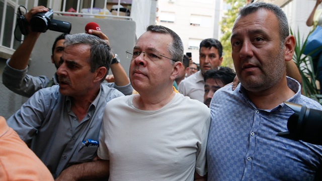 ABD'li rahip Brunson, sağlık gerekçeleri nedeniyle cezaevinden ev hapsi şartıyla çıkarılmıştı.