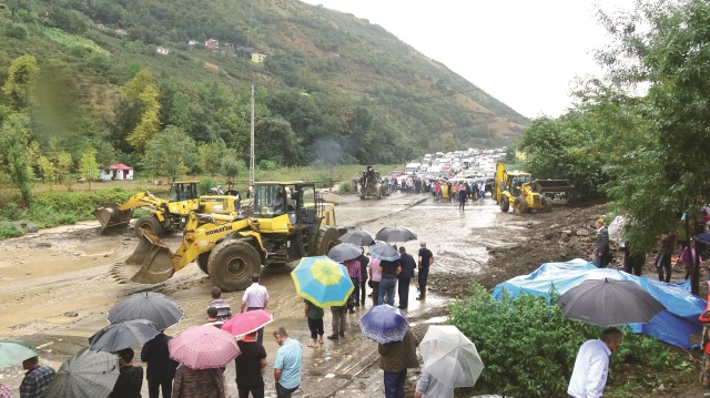 Yol, temizlik çalışmalarının ardından ulaşıma açıldı.