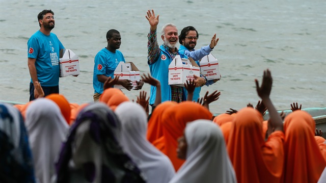 Türkiye Diyanet Vakfı ile Zanzibar'a giden oyuncu ve yazar Bahadır Yenişehirlioğlu, bölge halkına kurban eti dağıttı.