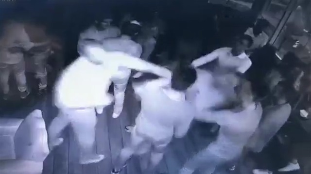 Tek yumrukla 5 kişiyi bayıltan Rus kamerada