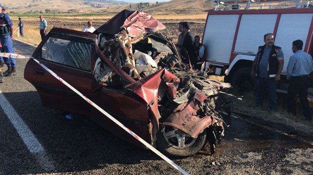 Çorum'un İskilip ilçesinde, TIR'la kafa kafa çarpışan otomobildeki aynı aileden 5 kişi hayatını kaybetti.