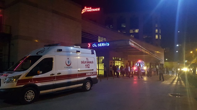 Siirt'te magandaların silahının ateşlemesi sonucu yüksek gerilim hattı kabloları insanların üzerine düştü.