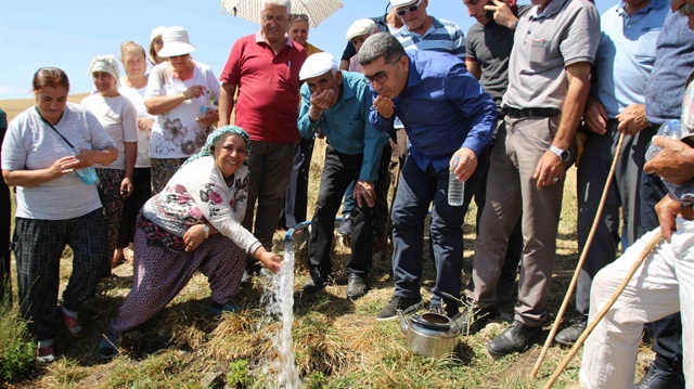 Uzun yıllar sonra su gelen köyde ikamet eden vatandaşlar kaynağın başında birlikte poz verdi.