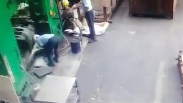 Kafasına demir düşen işçi ölümden döndü