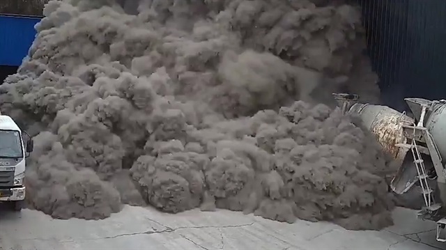 Çimento fabrikası toz duman oldu