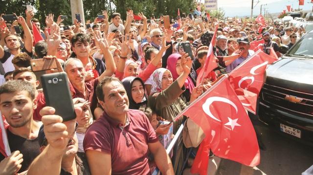 Muş’un Malazgirt ilçesi girişinde uzun konvoylar oluştu.