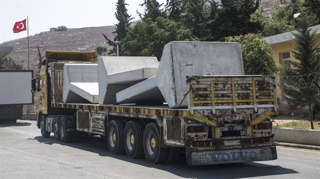 Suriye sınırına gönderilen beton bloklar tırlarla gidecekleri yere ulaştırıldı.