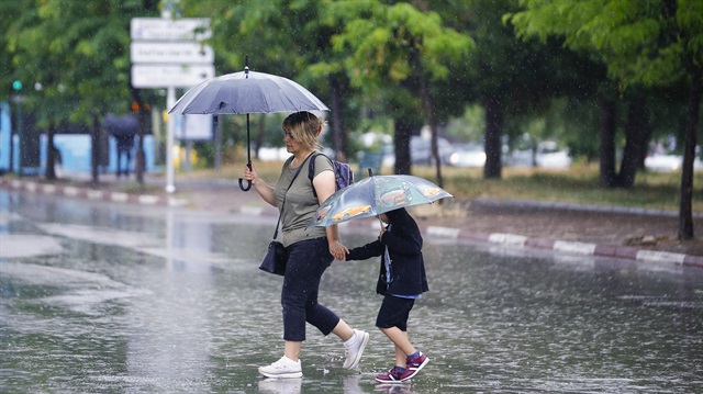 Meteoroloji'den yapılan açıklamada vatandaşların su baskını ve sağanağa karşı dikkatli olması istendi.