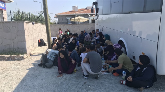 Polis, "dur" ikazına uymayan otobüsü ise kovalamacanın ardından havaya ateş açarak durdurdu. Otobüsteki çoğu Suriyeli 23 düzensiz göçmen yakalandı. Fotoğraf: Arşiv