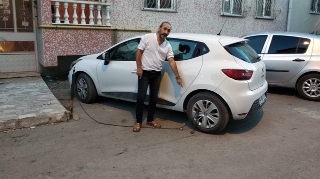 Sokak kenarına aracını park eden vatandaş, geri döndüğünde hayatının şokunu yaşadı.