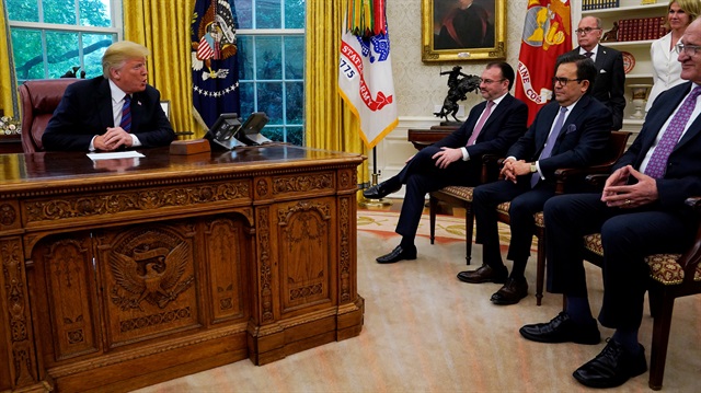 Mexico's Foreign Minister Luis Videgaray (C), Mexico's Economy Minister Ildefonso Guajardo (3rdR), White House chief economic adviser Larry Kudlow (3rdR-standing) and Jesus Seade (R), Mexico's President-elect Obrador's representative in trade negotiations look on as U.S. President Donald Trump (L) announces a deal to replace the North American Free Trade Agreement (NAFTA) at the White House in Washington, U.S., August 27, 2018. 