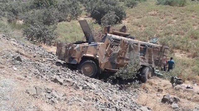 “Kirpi” tipi zırhlı aracın virajı alamayarak devrildiği belirtildi.