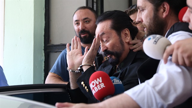 Adnan Oktar ve örgüt mensupları polis operasyonuyla yakalanmış ve çıkarıldıkları mahkemece tutuklanmıştı.