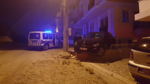Antalya'da emanet aldığı arabayla aşırı hız yapan sürücü yol kenarında bulunan kaldırıma çıktı.