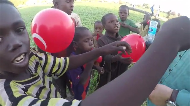 İlk defa balon gören Afrikalı çocukların sevinci