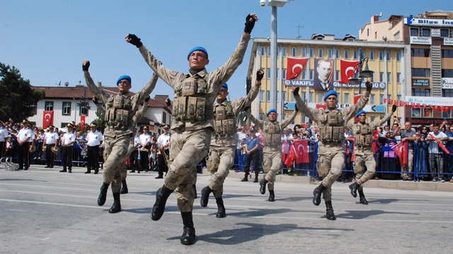 Komando timinden zeybek şov