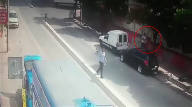 Güpegündüz yaşanan silahlı saldırı kamerada