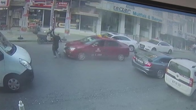 Taksicinin çarptığı yaya metrelerce havaya savruldu