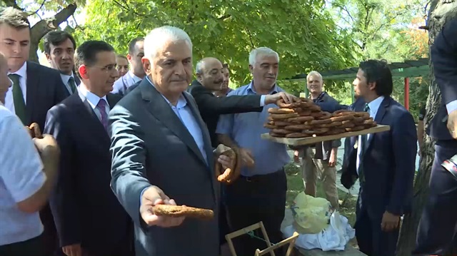 TBMM Başkanı Yıldırım, vatandaşlara simit dağıttı