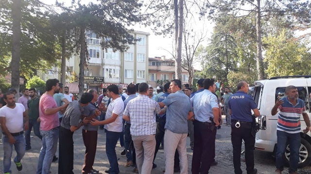 Odun ve satırlarla saldırdılar: Kavgaya hastanede devam ettiler