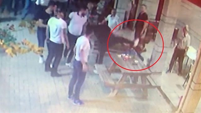 Cami avlusunda dehşet saçtılar!