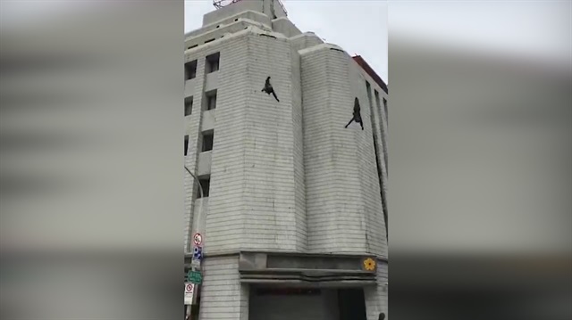 Özel tim polisinin yere düşme anı kamerada