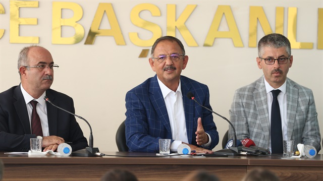 AK Parti Genel Başkan Yardımcısı Mehmet Özhaseki(ortada)