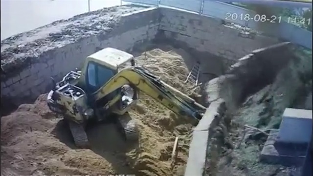 Duvar çöktü, işçiler altında kaldı