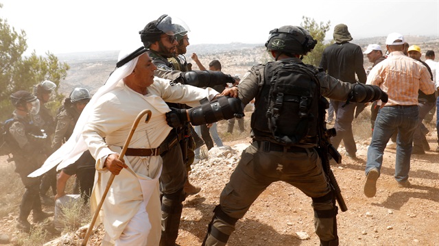 Israeli troops attack Palestinian protesters