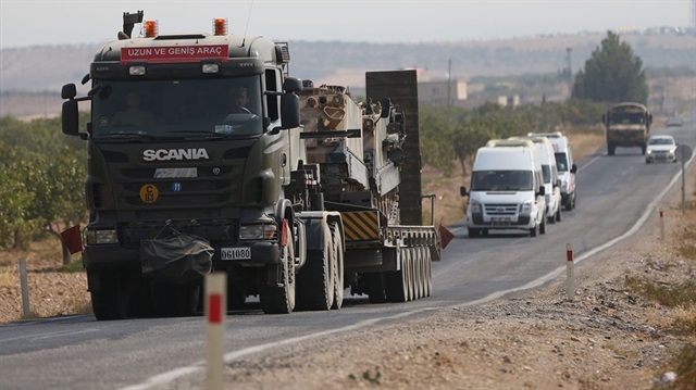 Hatay sınırına yapılan askeri sevkiyat aralıklarla devam ediyor.