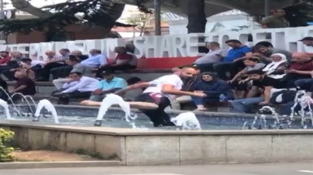 Suya karate yapan adam görenleri kahkahaya boğdu