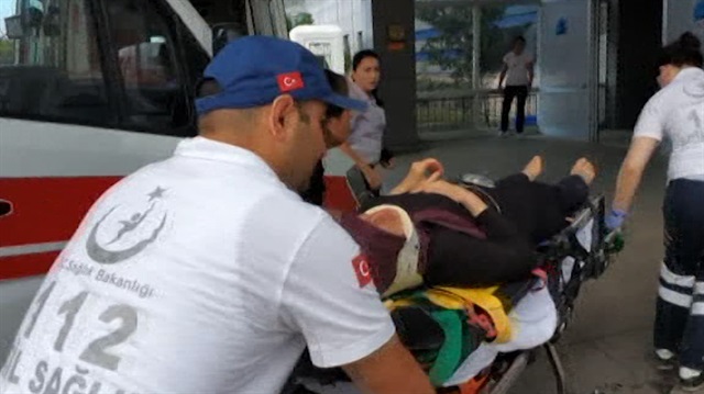 Hem saldırıya uğradı hem hastayı taşıdı